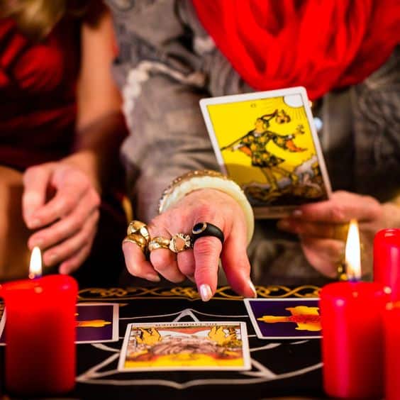 Who Does Tarot Card Readings